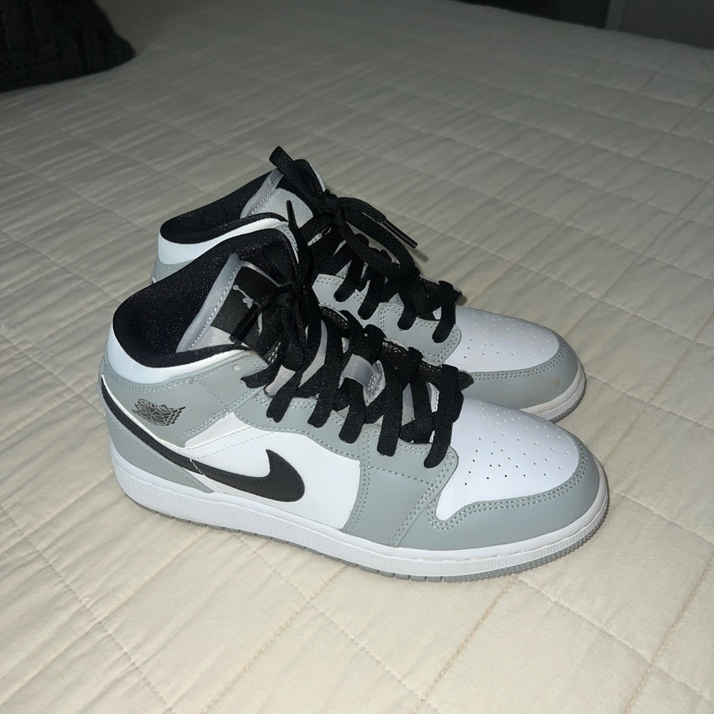 Smoke grey Jordan 1s US 5Y/ women’s 6